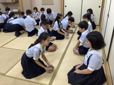 ４年生　茶道体験のサムネイル画像