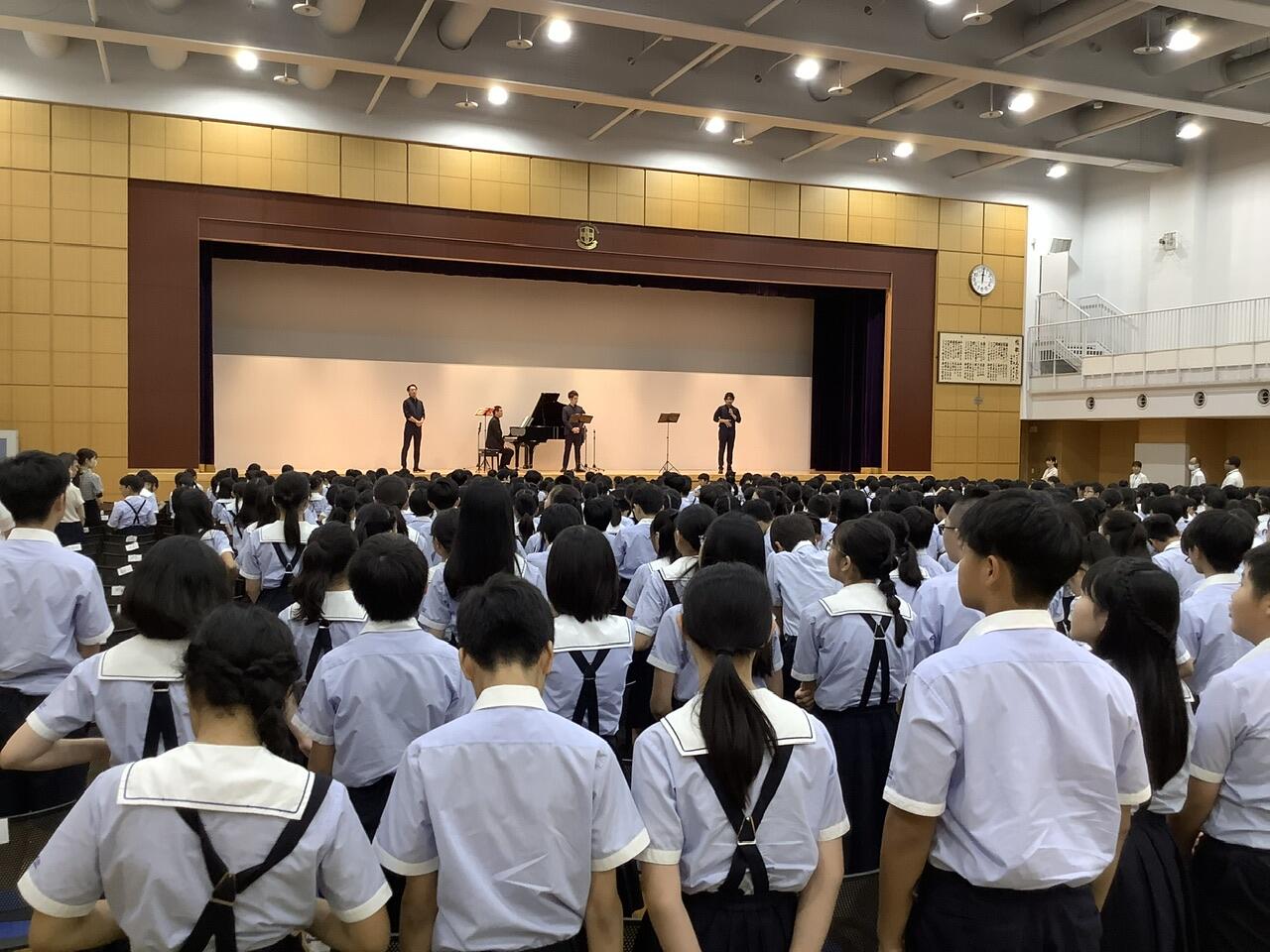 芸術鑑賞会のサムネイル画像
